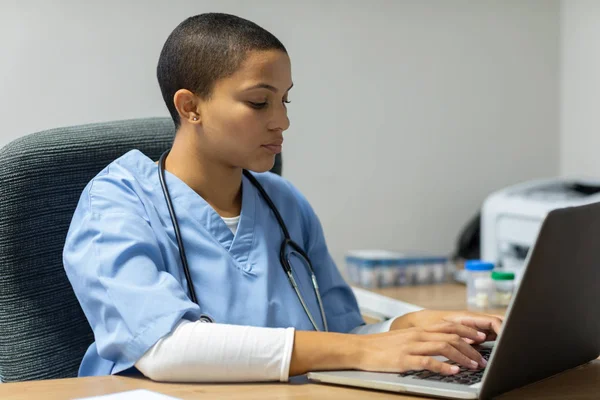 Vista Frontal Mestiça Médica Trabalhando Laptop Mesa Sala Exame Hospital — Fotografia de Stock