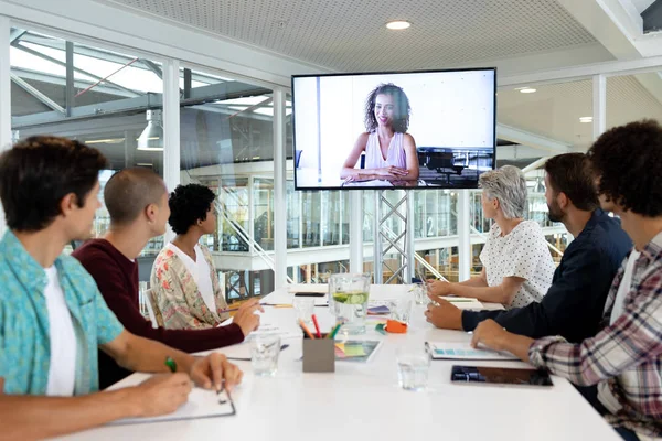 Modern Bir Ofiste Konferans Salonunda Video Konferansa Katılan Çeşitli Adamlarının — Stok fotoğraf