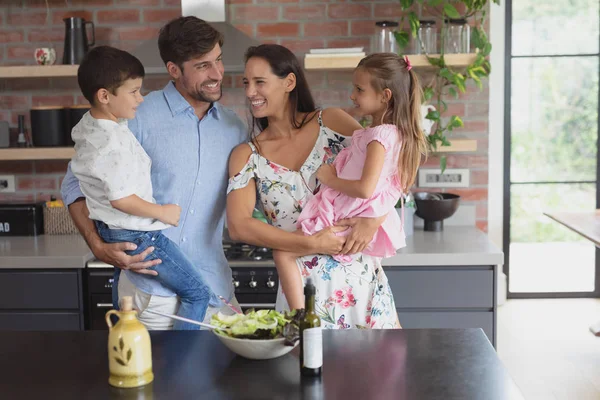 Framsidan Happy Kaukasiska Familj Förbereder Grönsakssallad Köket Hemma — Stockfoto