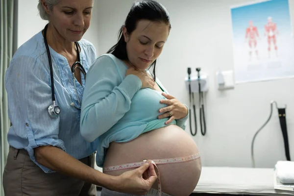 Πλευρική Όψη Της Καυκάσιας Γυναίκας Γιατρού Μέτρηση Έγκυο Καυκάσια Γυναίκα — Φωτογραφία Αρχείου