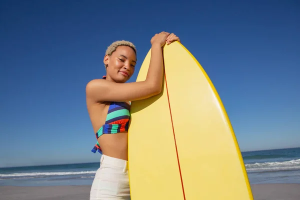 Güneş Işığı Sahilde Sörf Tahtası Ile Ayakta Bikini Güzel Afrikalı — Stok fotoğraf