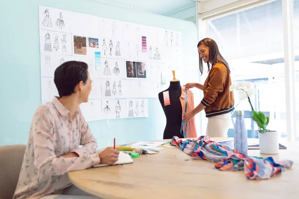 Vista Laterale Attenti Stilisti Moda Misti Razza Femminile Che Lavorano — Foto Stock