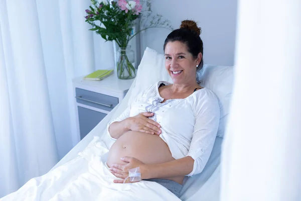 Portrait Femme Enceinte Caucasienne Touchant Son Ventre Dans Salle Hôpital — Photo