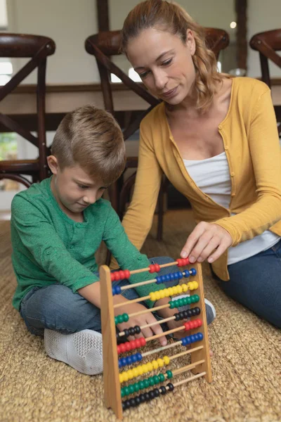 Widok Przodu Kaukaski Matka Uczy Jej Syna Matematyki Abacus Wygodnym — Zdjęcie stockowe