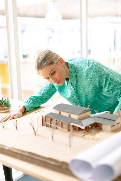 Vista Lateral Arquiteto Feminino Caucasiano Olhando Para Modelo Arquitetônico Mesa — Fotografia de Stock