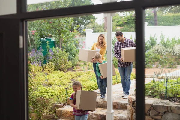 Vooraanzicht Van Gelukkige Kaukasische Familie Met Kartonnen Dozen Lopen Naar — Stockfoto