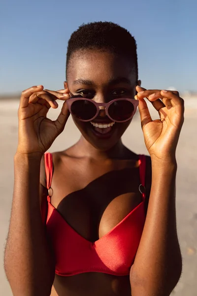Portré Fiatal Afro Amerikai Aki Több Mint Napszemüveg Strandon — Stock Fotó