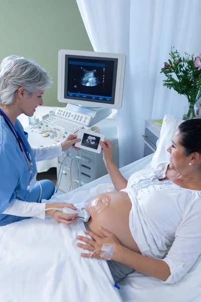 Vista Alto Angolo Del Medico Femminile Caucasico Che Esegue Scansione — Foto Stock