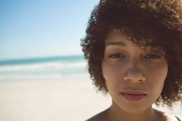 Portrait Belle Femme Afro Américaine Debout Sur Plage — Photo