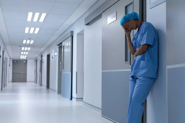 Side View Tensed Caucasian Female Surgeon Hand Head Standing Corridor — Stock Photo, Image