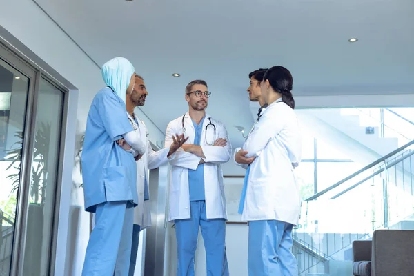 Hastanede Lobide Daire Içinde Birbirleriyle Konuşan Doktorların Çeşitli Sağlık Ekibinin — Stok fotoğraf