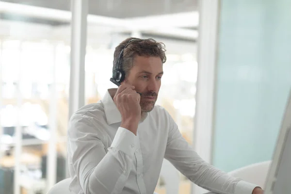 Vorderseite Eines Kaukasischen Männlichen Kundendienstleiters Der Auf Einem Headset Schreibtisch — Stockfoto