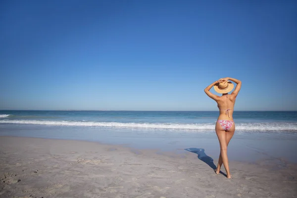 Zadní Pohled Africké Americké Ženy Bikiny Klobouk Stojící Pláži Slunci — Stock fotografie