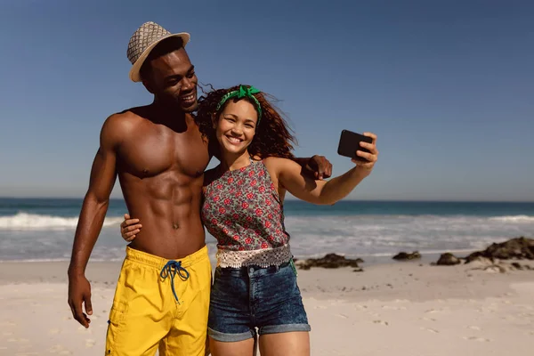 Vue Face Jeune Couple Heureux Mixte Prenant Selfie Avec Téléphone — Photo