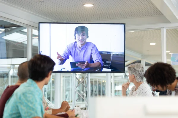 Achteraanzicht Van Diverse Zakenmensen Die Videoconferenties Bijwonen Een Vergaderzaal Een — Stockfoto