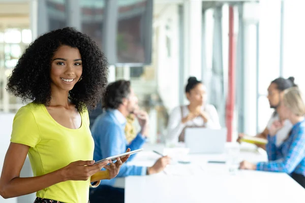 Vista Frontal Joven Mujer Negocios Afroamericana Con Tableta Digital Mirando —  Fotos de Stock