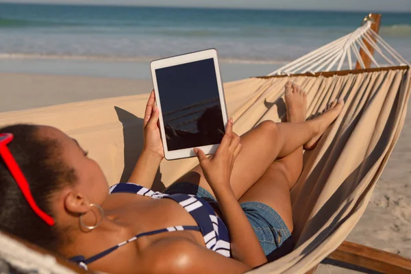 Vista Trasera Mujer Afroamericana Usando Tableta Digital Mientras Relaja Hamaca — Foto de Stock