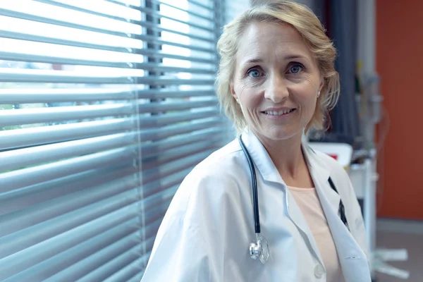 Portrait Mature Caucasian Female Doctor Smiling Hospital — Stock Photo, Image