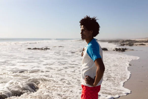 ビーチで腰に手をつないで立っている若者アフリカ系アメリカ人の側面図 — ストック写真