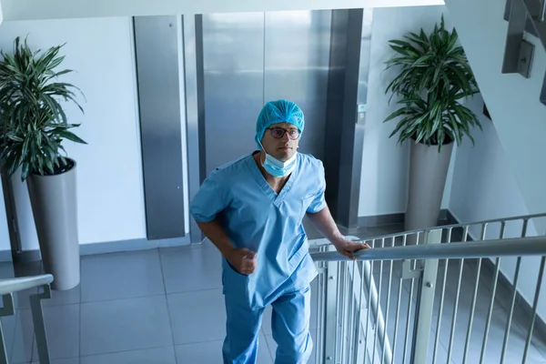 Vista Frontal Del Cirujano Caucásico Caminando Arriba Hospital — Foto de Stock