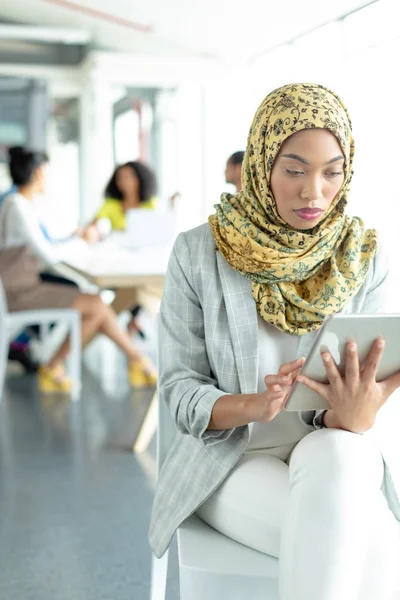 Portret Van Mooie Gemengde Race Zakenvrouw Hijab Werken Digitale Tablet — Stockfoto