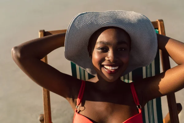 Portret Szczęśliwej Afrykańsko Amerykańskiej Kobiety Relaksującej Się Fotelu Plażowym Plaży — Zdjęcie stockowe