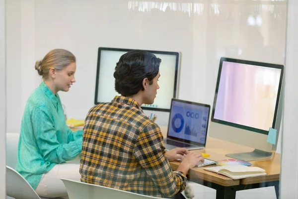 Rückansicht Kaukasischer Männlicher Und Weiblicher Grafikdesigner Die Schreibtisch Büro Computer — Stockfoto