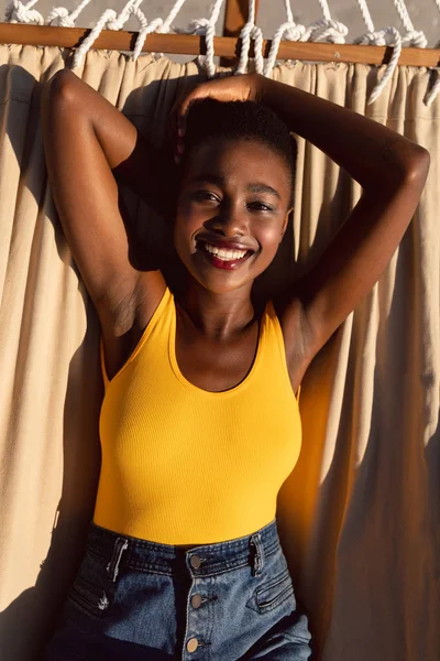 Porträtt Lycklig Afro Amerikansk Kvinna Koppla Hängmatta Stranden — Stockfoto