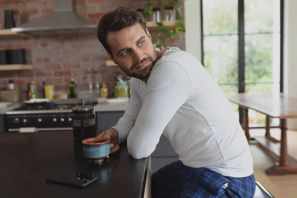 Side View Kaukasiska Man Med Kaffekopp Tittar Bort Matbordet Ett — Stockfoto