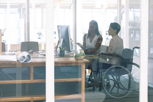 Seitenansicht Gemischter Rassen Weibliche Grafikdesignerinnen Die Schreibtisch Einem Modernen Büro — Stockfoto