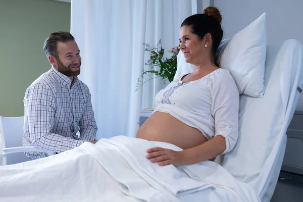 病院の病棟で妊婦を慰める白人男性の側面図 — ストック写真