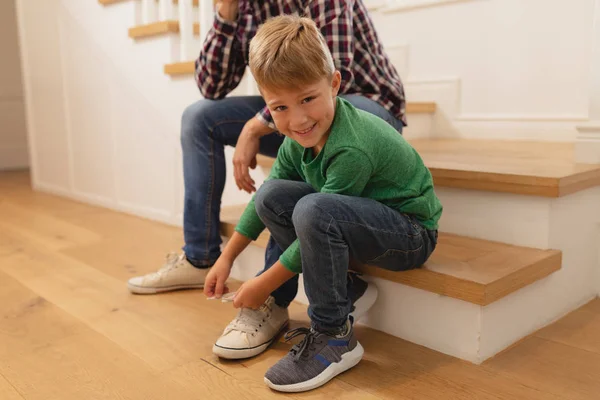 Framsidan Happy Kaukasiska Son Binda Sin Far Skosnören Ett Bekvämt — Stockfoto