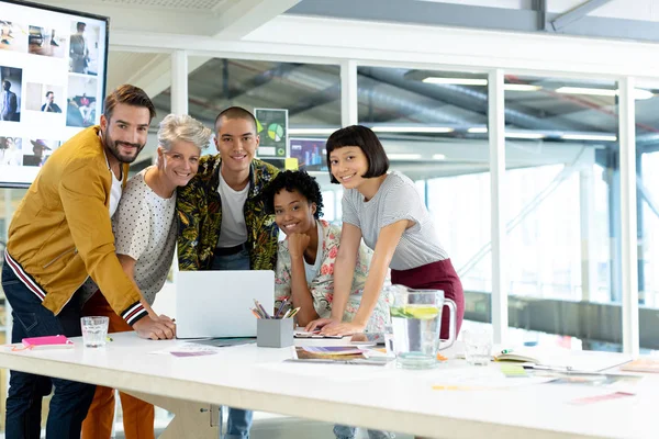 Portret Van Zakenmensen Die Laptop Discussiëren Vergaderzaal Van Office — Stockfoto