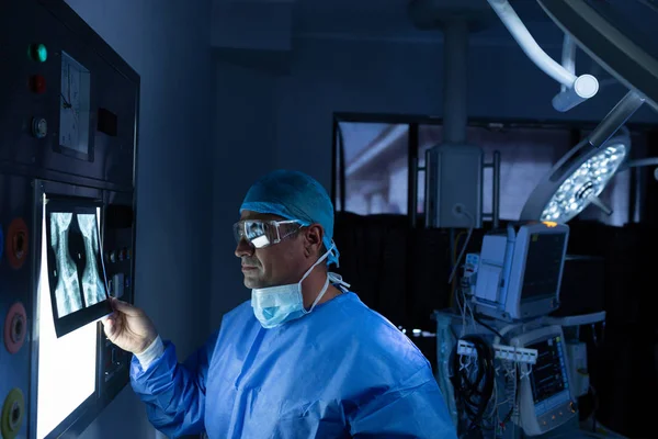 Seitenansicht Eines Kaukasischen Chirurgen Beim Röntgen Operationssaal Des Krankenhauses — Stockfoto