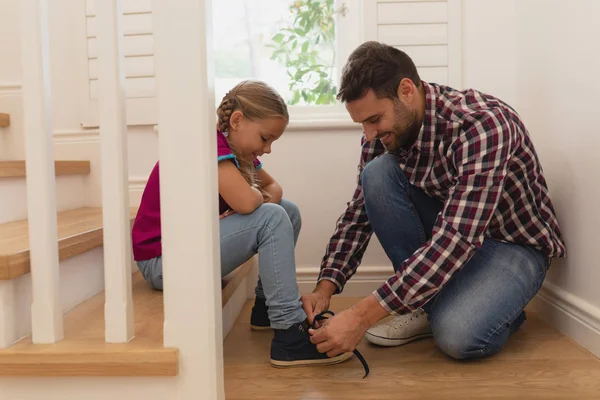 Side View Kaukasiska Far Binda Sin Dotter Skosnören Ett Bekvämt — Stockfoto