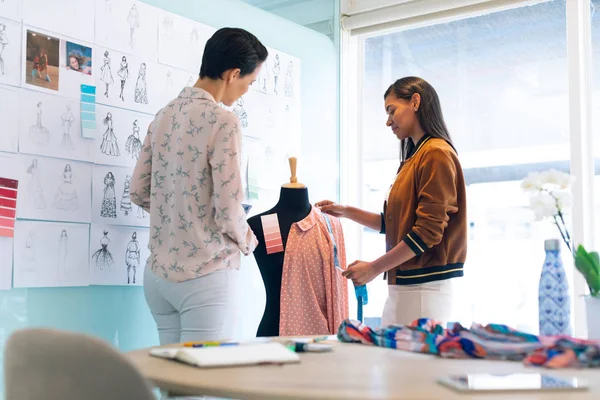 Вид Сзади Женщин Дизайнеров Работающих Вместе Над Одеждой Модели Офисе — стоковое фото