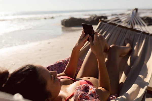 Vue Latérale Une Jeune Femme Métisse Utilisant Téléphone Portable Tout — Photo