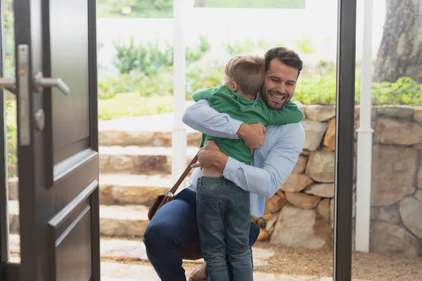 Vista Frontal Pai Caucasiano Feliz Abraçando Seu Filho Quando Ele — Fotografia de Stock