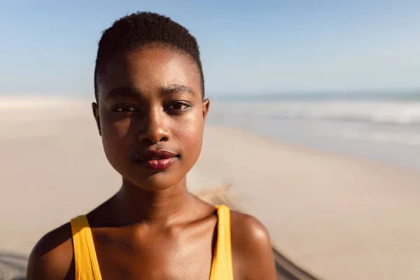 Portré Fiatal Afro Amerikai Állt Tengerparton — Stock Fotó