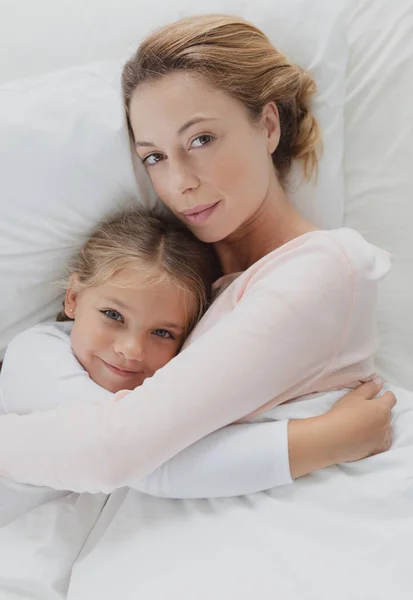 High Angle View Caucasian Mother Daughter Lying Together Bed Bedroom — Stock Photo, Image