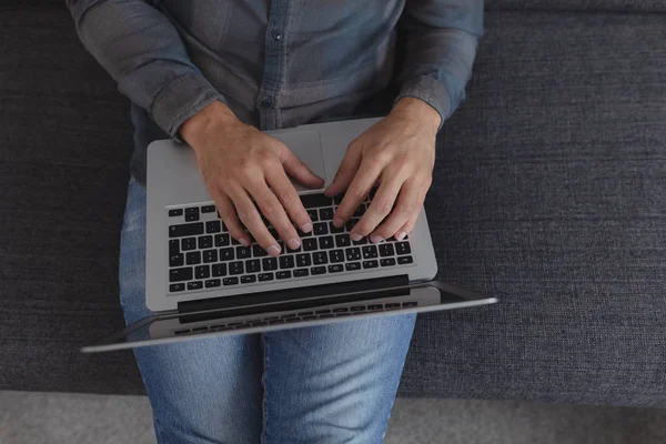 Seção Média Executivo Masculino Trabalhando Laptop Sofá Escritório — Fotografia de Stock