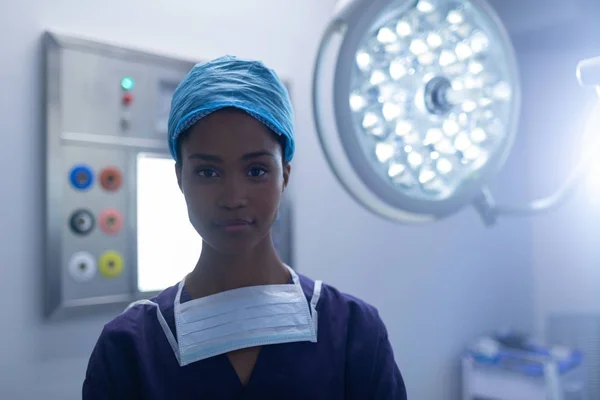 Portrait Jeune Jolie Chirurgienne Métisse Debout Salle Opération Hôpital — Photo