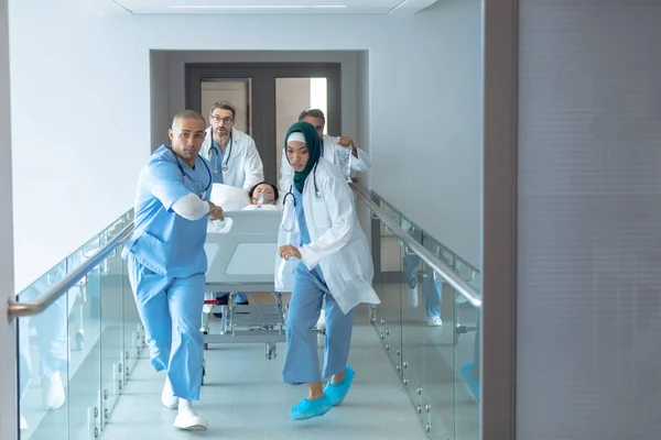 Vista Frontal Diversos Médicos Empurrando Cama Maca Emergência Corredor Hospital — Fotografia de Stock