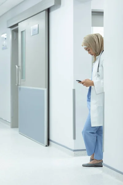 Vista Lateral Del Médico Femenino Raza Mixta Hijab Usando Teléfono — Foto de Stock