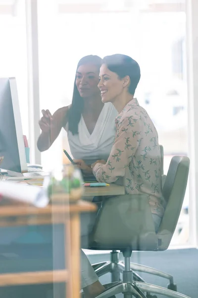 Vista Lateral Diversas Diseñadoras Gráficas Discutiendo Computadora Escritorio Una Oficina — Foto de Stock