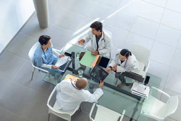 Groothoekbeeld Van Divers Medisch Team Met Elkaar Bespreken Aan Tafel — Stockfoto