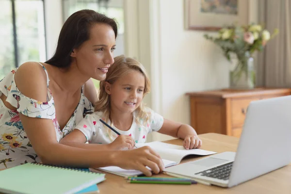 Vooraanzicht Van Kaukasische Moeder Helpt Haar Dochter Met Huiswerk Een — Stockfoto