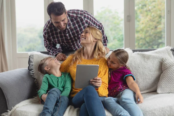 在舒适的家中 使用平板电脑在平板电脑上欣赏快乐的白种人家庭的前视图 — 图库照片
