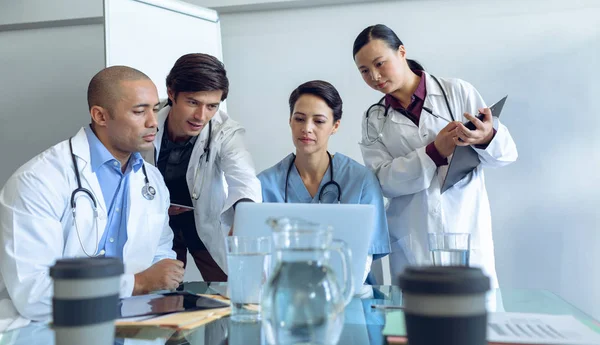 Frontansicht Diverser Ärzteteams Die Konferenztisch Krankenhaus Über Laptop Diskutieren — Stockfoto