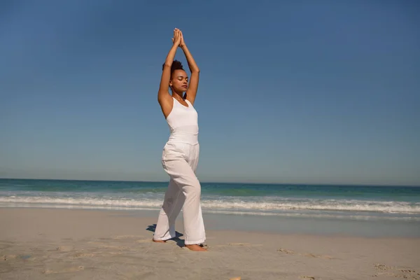 Vista Frontal Una Hermosa Mujer Afroamericana Haciendo Yoga Playa Bajo —  Fotos de Stock